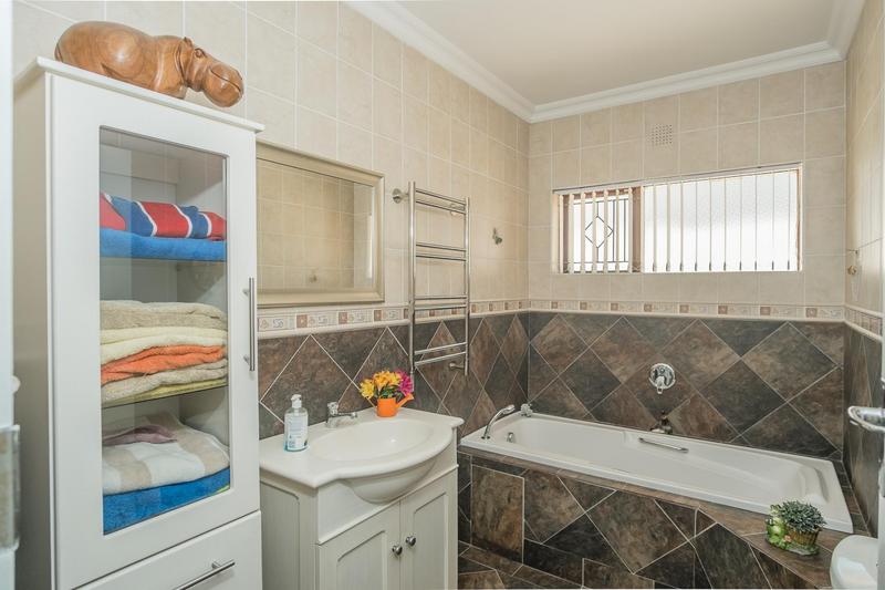 3 Bedroom Property for Sale in Meadowridge Western Cape